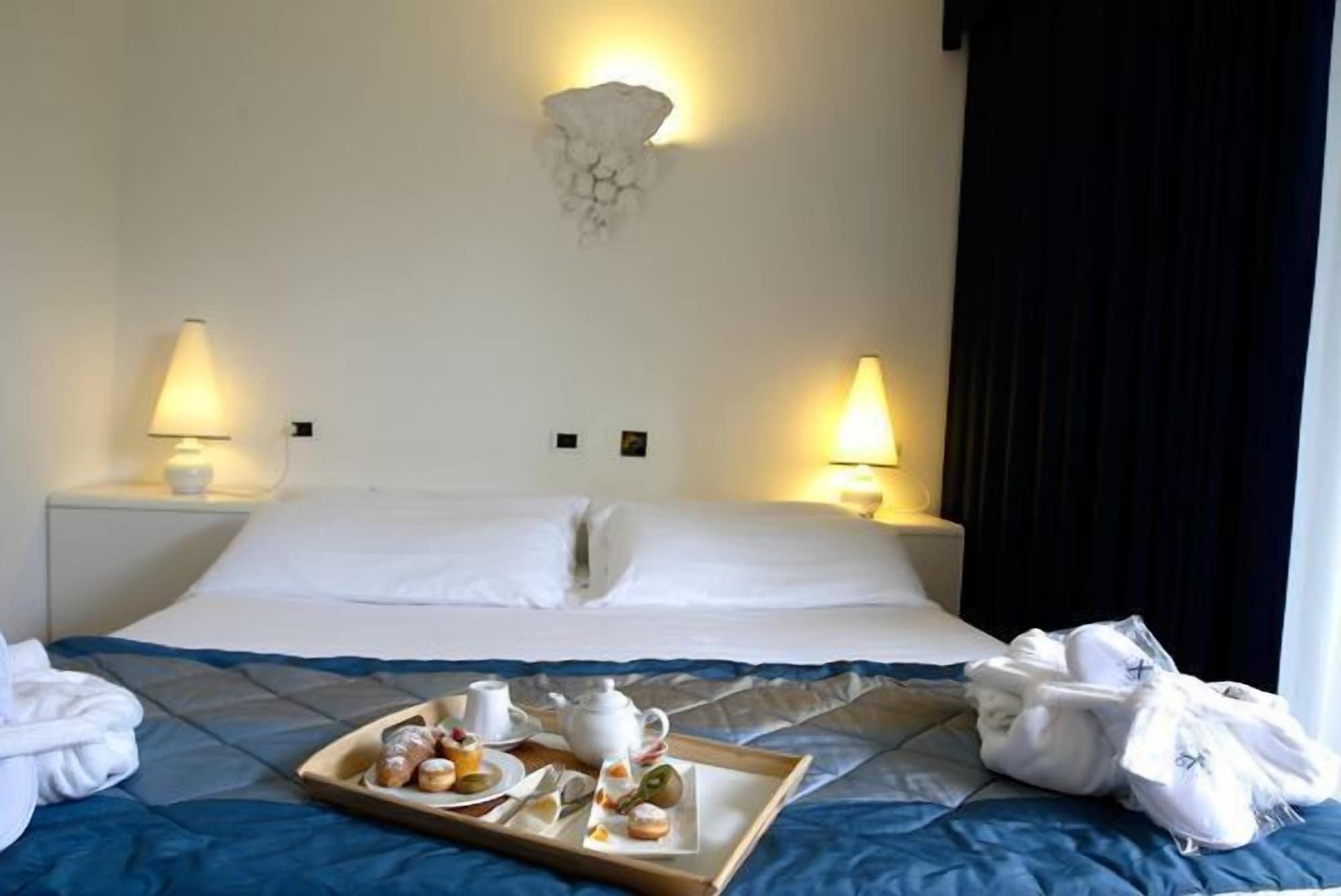 Hotel Luxor Rimini Kültér fotó