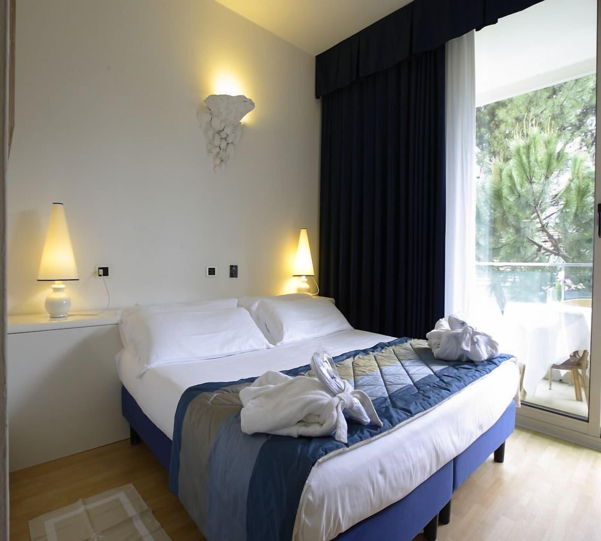 Hotel Luxor Rimini Kültér fotó