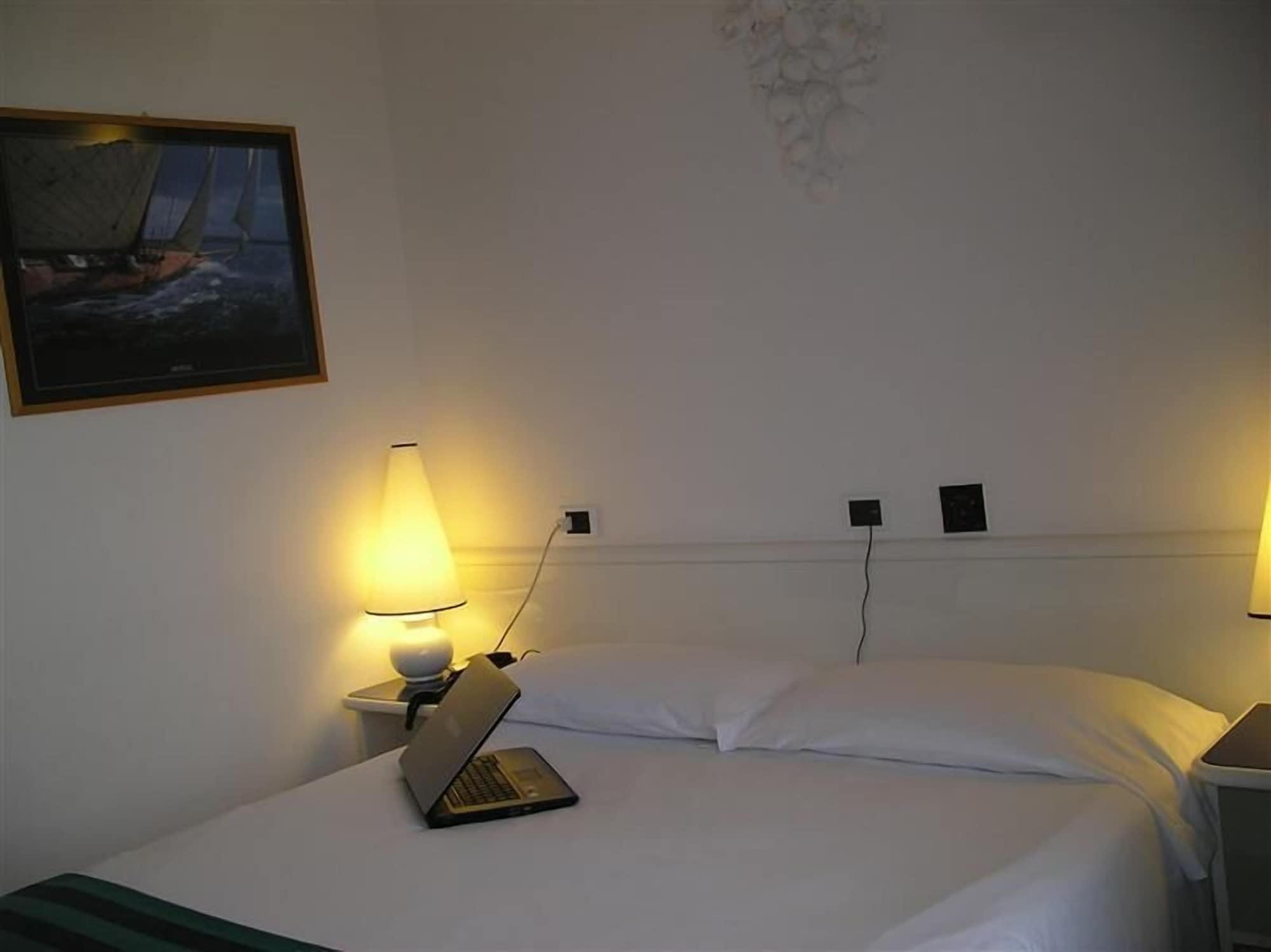 Hotel Luxor Rimini Kültér fotó